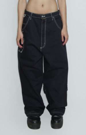 Pantalones oversize North Point en color negro sólido, de silueta amplia y caída recta. Diseño de inspiración urbana noventera, con pernera ancha desde la cadera hasta el bajo, aportando volumen y movimiento. Cintura alta con ajuste relajado, pensada para un fit cómodo y holgado. Tejido opaco de aspecto resistente y tacto suave, ideal para uso diario y estilo streetwear. Estética minimalista sin gráficos visibles, enfocada en la forma, el corte y la actitud oversized característica de la marca.