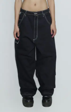 Pantalones oversize North Point en color negro sólido, de silueta amplia y caída recta. Diseño de inspiración urbana noventera, con pernera ancha desde la cadera hasta el bajo, aportando volumen y movimiento. Cintura alta con ajuste relajado, pensada para un fit cómodo y holgado. Tejido opaco de aspecto resistente y tacto suave, ideal para uso diario y estilo streetwear. Estética minimalista sin gráficos visibles, enfocada en la forma, el corte y la actitud oversized característica de la marca.