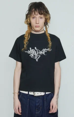 Camiseta oversized North Point Heart, de estética urbana con carga emocional y gráfica simbólica, confeccionada en algodón de gramaje medio-alto que aporta cuerpo y caída recta. Presenta cuello redondo reforzado, hombros caídos y mangas anchas hasta el codo, generando una silueta amplia de inspiración noventera. En el frontal destaca un gráfico de corazón reinterpretado desde el streetwear, con líneas definidas, alto contraste y enfoque expresivo, funcionando como elemento central del diseño. Prenda pensada para outfits urbanos con identidad, sensibilidad y carácter contemporáneo.