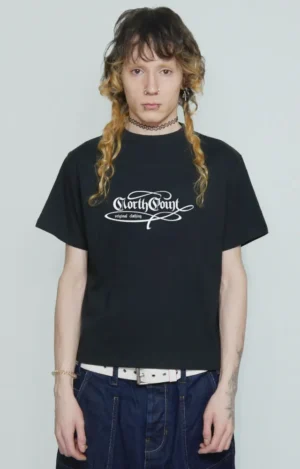 Camiseta oversized North Point Norton, de estética urbana y carácter noventero, confeccionada en algodón de gramaje medio-alto con textura suave y estructura firme. Presenta cuello redondo reforzado, hombros caídos y mangas amplias hasta el codo, generando una silueta ancha y relajada. En el frontal incorpora gráfico “Norton” de inspiración street y hip hop, con impresión nítida y alto contraste, convirtiéndose en el punto focal de la prenda. Diseño pensado para outfits urbanos, combinable y con fuerte identidad visual.