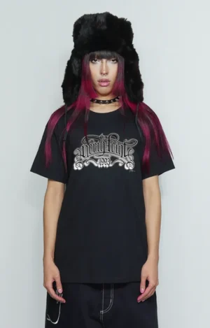 Camiseta oversized North Point Barroco, de inspiración urbana con fusión estética clásica, confeccionada en algodón de gramaje medio-alto que aporta cuerpo y caída estructurada. Presenta cuello redondo reforzado, hombros caídos y mangas anchas hasta el codo, generando una silueta amplia y contundente. En el frontal destaca un gráfico de estilo barroco reinterpretado desde el streetwear, con detalles ornamentales, contrastes marcados y composición visual rica, que combina referencias clásicas con actitud hip hop noventera. Prenda diseñada para destacar como pieza central dentro de un outfit urbano contemporáneo.