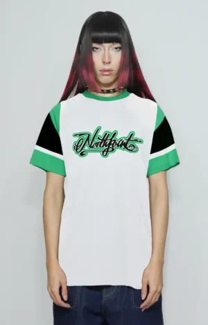 Camiseta oversized North Point bicolor, combinación de dos tonos contrastados en el cuerpo y las mangas, con logotipo North Point en el pecho, estética urbana de los años 90, confeccionada en algodón suave con corte amplio y hombros caídos