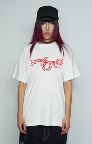 Camiseta oversized North Point Bior Works, con gráfico frontal inspirado en estética industrial y urbana, tipografía moderna de estilo noventero, confeccionada en algodón suave con corte amplio y hombros caídos, ideal para streetwear urbano.