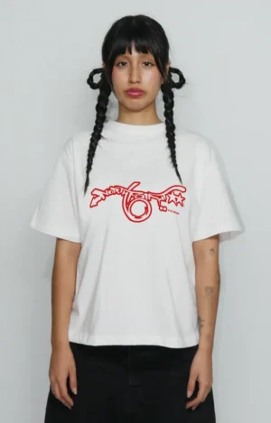 Camiseta oversized North Point Bior Works, con gráfico frontal inspirado en estética industrial y urbana, tipografía moderna de estilo noventero, confeccionada en algodón suave con corte amplio y hombros caídos, ideal para streetwear urbano.