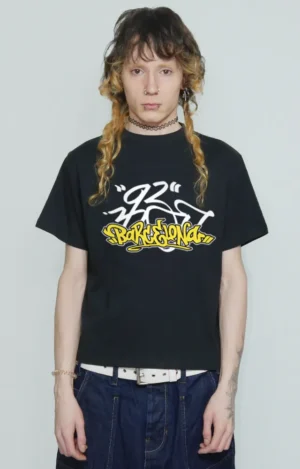Camiseta cropped North Point Barcelona 93 en color negro, con gráfica inspirada en la escena urbana y deportiva de Barcelona en 1993, tipografía noventera y estética hip hop, confeccionada en algodón suave con corte amplio y hombros caídos.