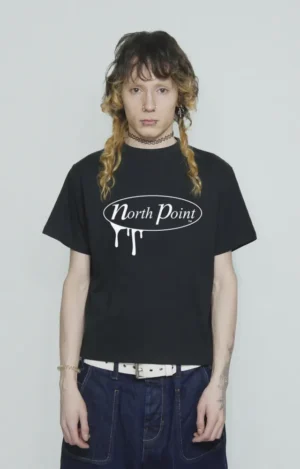 Camiseta oversized North Point Classic Tag , con gráfico tipo tag inspirado en el graffiti noventero, logotipo urbano de trazo manual en el pecho, confeccionada en algodón suave con corte amplio y estética streetwear de los años 90.