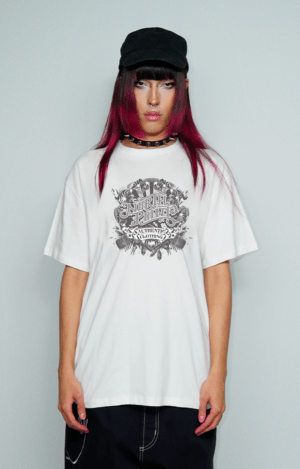 Camiseta oversized North Point Microphone, de estética urbana y clara influencia hip hop, confeccionada en algodón de gramaje medio-alto con cuerpo y caída estructurada. Presenta cuello redondo reforzado, hombros caídos y mangas anchas hasta el codo, creando una silueta amplia de inspiración noventera. En el frontal destaca un gráfico de micrófono como elemento central, con líneas definidas y alto contraste, evocando cultura musical, rap y expresión callejera. Diseño pensado para outfits streetwear con identidad sonora y actitud auténtica.