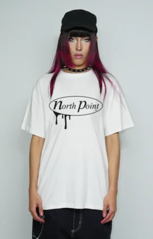 Camiseta oversized North Point Classic Tag , con gráfico tipo tag inspirado en el graffiti noventero, logotipo urbano de trazo manual en el pecho, confeccionada en algodón suave con corte amplio y estética streetwear de los años 90.