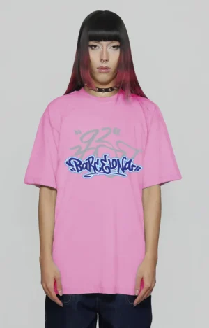Camiseta cropped North Point Barcelona 93 en color rosa, con gráfica inspirada en la escena urbana y deportiva de Barcelona en 1993, tipografía noventera y estética hip hop, confeccionada en algodón suave con corte amplio y hombros caídos.