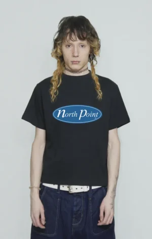 Camiseta North Point Classics, oversized, inspirada en el hip hop americano de los 90, con logotipo discreto en el pecho, manga corta y tejido ligero de algodón, perfecta para un look urbano y vintage.