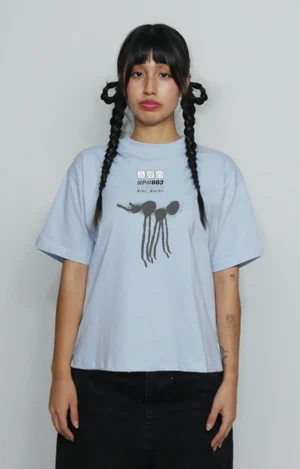 Cropped graphic t-shirt urbana de algodón y alto gramaje con print de hormiga en estilo graffiti chorreante, diseño original de streetwear 90s y 2000s, influencia skate y hip hop