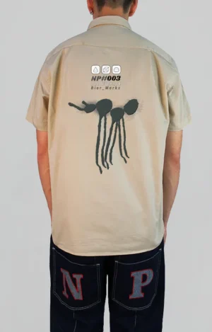 Urban streetwear shirt de algodón y alto gramaje con diseño de hormiga en estilo graffiti chorreante, estética hip hop y streetwear