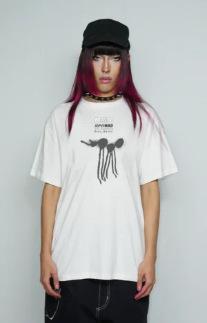 Graphic t-shirt relaxed fit urbana de algodón y alto gramaje con print de hormiga en estilo graffiti chorreante, diseño original de streetwear 90s y 2000s, influencia skate y hip hop