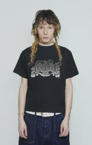 Cropped graphic t-shirt urbana de algodón y alto gramaje con diseño barroco reinterpretado en clave streetwear, diseño original de los 90s y 2000s