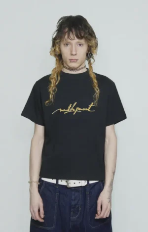 Camiseta oversized North Point Original, de estilo urbano y esencia clásica, confeccionada en algodón de gramaje medio-alto con textura suave y caída recta. Presenta cuello redondo reforzado, hombros caídos y mangas anchas hasta el codo, definiendo una silueta amplia de inspiración noventera. En el frontal destaca el logotipo Original en tipografía limpia y contundente, convirtiéndose en el elemento central del diseño. Prenda versátil, pensada para el streetwear diario y combinable con outfits oversized y urbanos.
