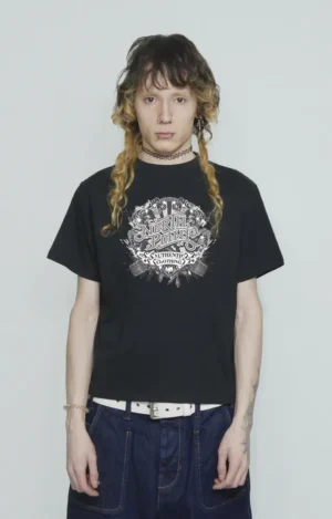 Camiseta oversized North Point Microphone, de estética urbana y clara influencia hip hop, confeccionada en algodón de gramaje medio-alto con cuerpo y caída estructurada. Presenta cuello redondo reforzado, hombros caídos y mangas anchas hasta el codo, creando una silueta amplia de inspiración noventera. En el frontal destaca un gráfico de micrófono como elemento central, con líneas definidas y alto contraste, evocando cultura musical, rap y expresión callejera. Diseño pensado para outfits streetwear con identidad sonora y actitud auténtica.