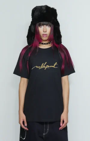 Camiseta oversized North Point Original, de estilo urbano y esencia clásica, confeccionada en algodón de gramaje medio-alto con textura suave y caída recta. Presenta cuello redondo reforzado, hombros caídos y mangas anchas hasta el codo, definiendo una silueta amplia de inspiración noventera. En el frontal destaca el logotipo Original en tipografía limpia y contundente, convirtiéndose en el elemento central del diseño. Prenda versátil, pensada para el streetwear diario y combinable con outfits oversized y urbanos.