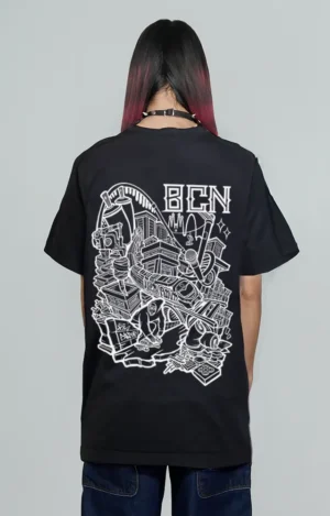 Camiseta oversized North Point Gargufo, de estilo urbano y gráfico protagonista, confeccionada en algodón de gramaje medio-alto con textura suave y caída recta. Presenta cuello redondo reforzado, hombros caídos y mangas anchas hasta el codo, creando una silueta amplia de inspiración noventera. En el frontal destaca el gráfico Gargufo, con líneas definidas y alto contraste, que aporta carácter y personalidad a la prenda. Diseñada para streetwear diario, combinable con denim, pantalones amplios o capas oversized.