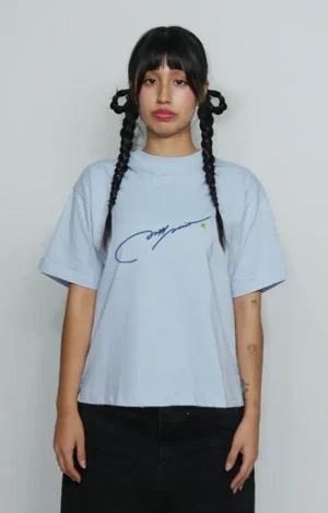 Camiseta oversized North Point Graphic, de estética urbana y enfoque visual protagonista, confeccionada en algodón de gramaje medio-alto con textura suave y caída recta. Presenta cuello redondo reforzado, hombros caídos y mangas anchas hasta el codo, definiendo una silueta amplia de inspiración noventera. En el frontal destaca un diseño gráfico contundente, con composición llamativa y alto contraste, pensado como elemento central de la prenda. Diseño versátil orientado al streetwear diario, con fuerte identidad visual y carácter urbano.