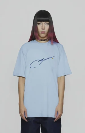 Camiseta oversized North Point Graphic, de estética urbana y enfoque visual protagonista, confeccionada en algodón de gramaje medio-alto con textura suave y caída recta. Presenta cuello redondo reforzado, hombros caídos y mangas anchas hasta el codo, definiendo una silueta amplia de inspiración noventera. En el frontal destaca un diseño gráfico contundente, con composición llamativa y alto contraste, pensado como elemento central de la prenda. Diseño versátil orientado al streetwear diario, con fuerte identidad visual y carácter urbano.