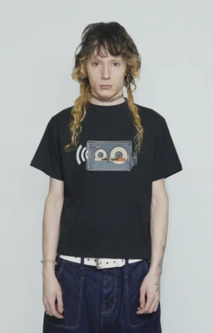 Cropped graphic t-shirt urbana de algodón y alto gramaje con print de cassette, diseño original de streetwear 90s y 2000s, influencia skate y hip hop