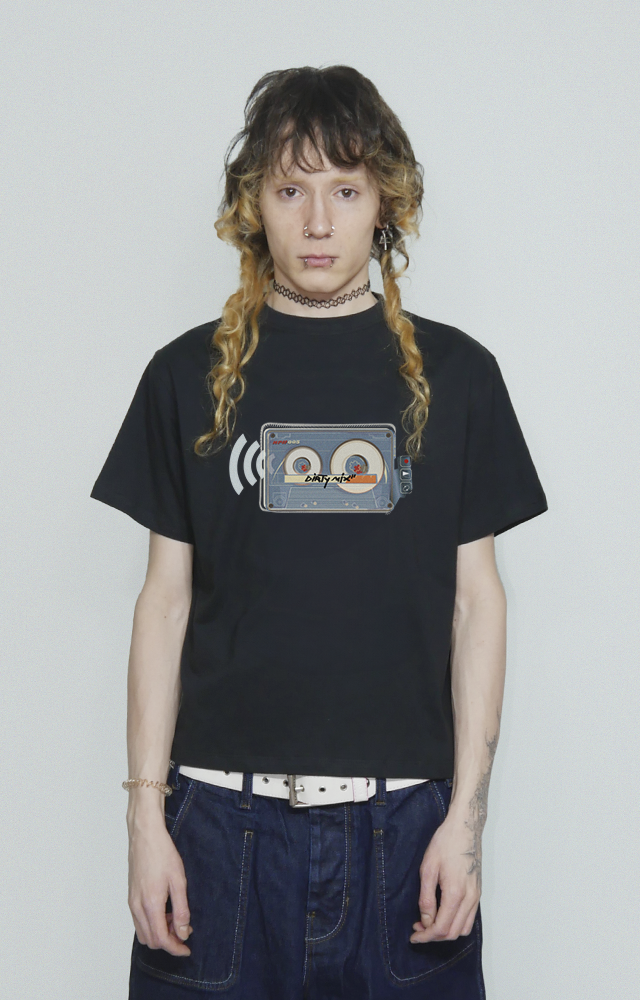 Cropped graphic t-shirt urbana de algodón y alto gramaje con print de cassette, diseño original de streetwear 90s y 2000s, influencia skate y hip hop