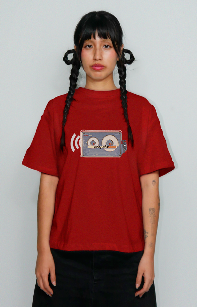 Cropped graphic t-shirt urbana de algodón y alto gramaje con print de cassette, diseño original de streetwear 90s y 2000s, influencia skate y hip hop
