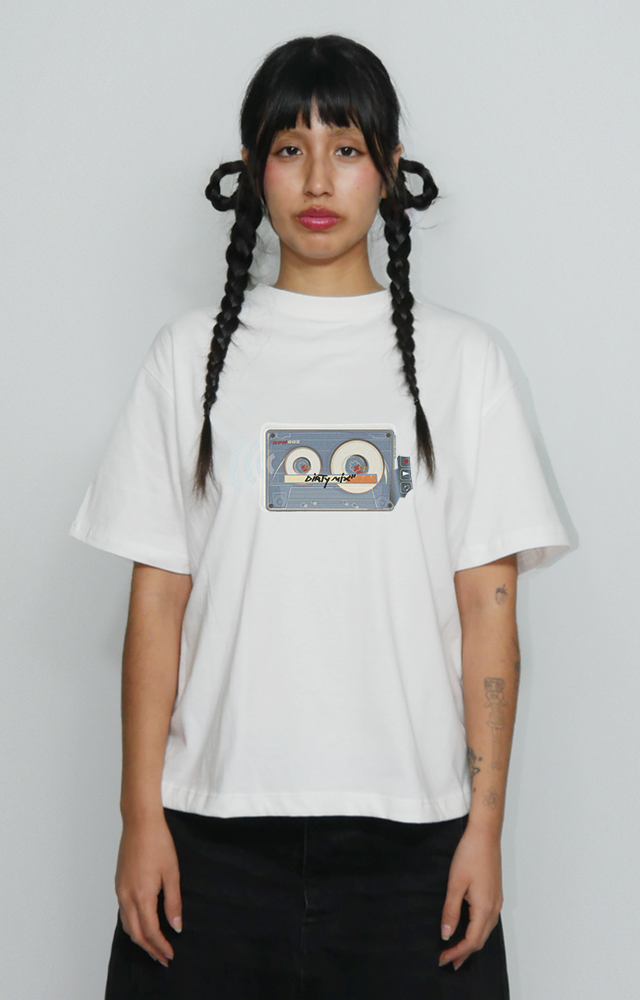 Cropped graphic t-shirt urbana de algodón y alto gramaje con print de cassette, diseño original de streetwear 90s y 2000s, influencia skate y hip hop