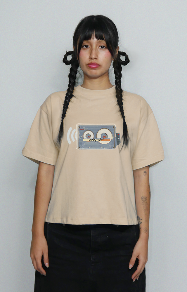Cropped graphic t-shirt urbana de algodón y alto gramaje con print de cassette, diseño original de streetwear 90s y 2000s, influencia skate y hip hop