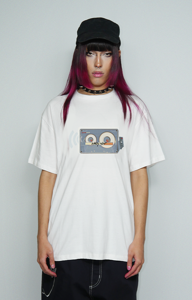 Graphic t-shirt relaxed fit urbana de algodón y alto gramaje con print de cassette, diseño original de streetwear 90s y 2000s, influencia skate y hip hop
