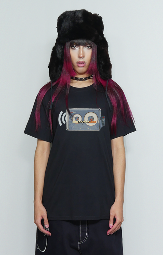 Graphic t-shirt relaxed fit urbana de algodón y alto gramaje con print de cassette, diseño original de streetwear 90s y 2000s, influencia skate y hip hop