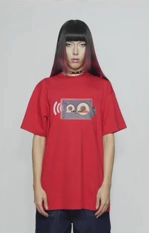 Graphic t-shirt relaxed fit urbana de algodón y alto gramaje con print de cassette, diseño original de streetwear 90s y 2000s, influencia skate y hip hop