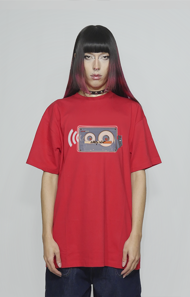 Graphic t-shirt relaxed fit urbana de algodón y alto gramaje con print de cassette, diseño original de streetwear 90s y 2000s, influencia skate y hip hop