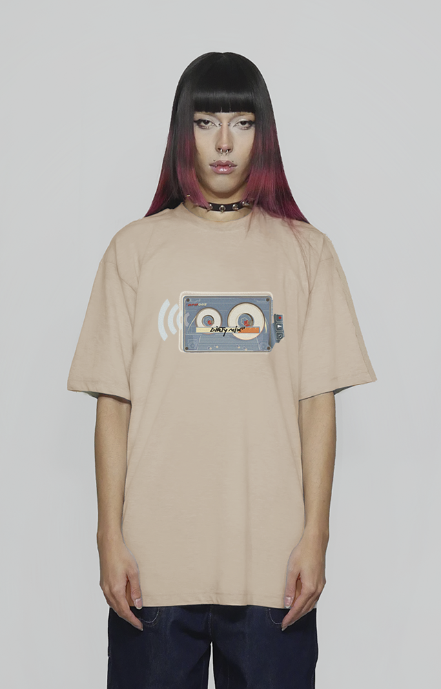 Graphic t-shirt relaxed fit urbana de algodón y alto gramaje con print de cassette, diseño original de streetwear 90s y 2000s, influencia skate y hip hop