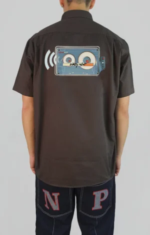 Urban streetwear shirt de algodón y alto gramaje con diseño gráfico de cassette, estética hip hop y streetwear urbano