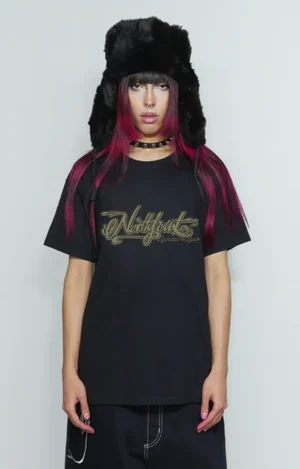 Camiseta oversized North Point Signature de estilo urbano noventero, confeccionada en algodón de gramaje medio-alto, con caída recta y silueta amplia. Presenta cuello redondo reforzado con rib elástico, hombros caídos y mangas anchas hasta el codo. En el frontal destaca el logotipo “North Point” en versión signature, impreso en alta definición, con tipografía limpia y contundente, centrado a la altura del pecho. El color base es uniforme y sólido, pensado para combinar con outfits streetwear e hip hop. Diseño minimalista, atemporal y enfocado en identidad de marca, ideal para looks oversized y capas urbanas.