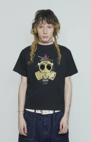 Cropped graphic t-shirt urbana de algodón y alto gramaje con print de máscara contra radiación y sustancias tóxicas, diseño original de streetwear 90s y 2000s