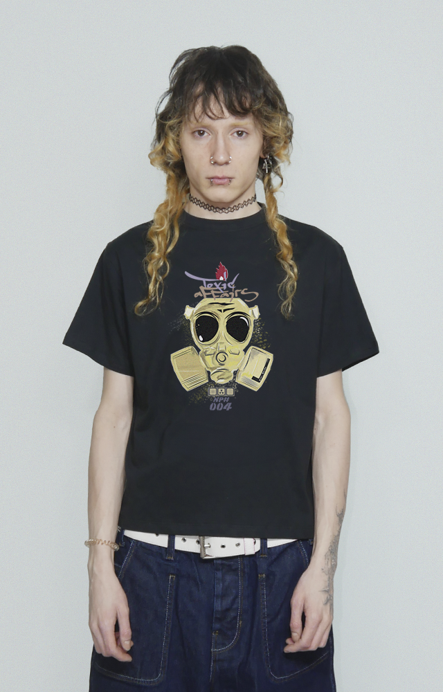 Cropped graphic t-shirt urbana de algodón y alto gramaje con print de máscara contra radiación y sustancias tóxicas, diseño original de streetwear 90s y 2000s