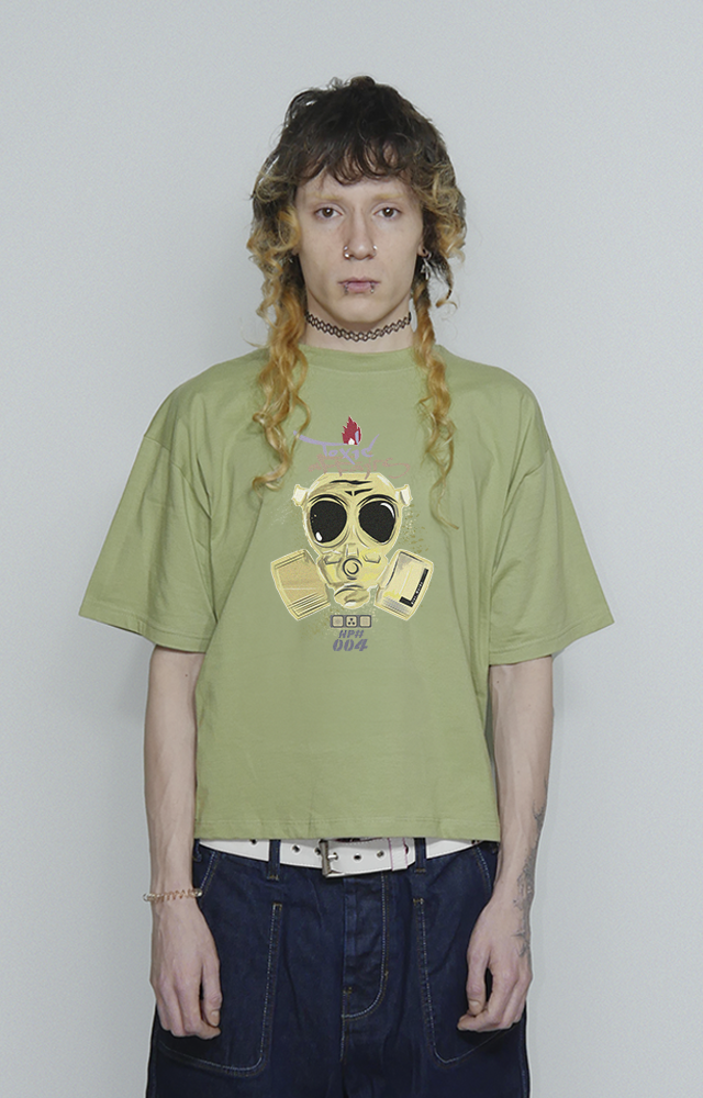 Cropped graphic t-shirt urbana de algodón y alto gramaje con print de máscara contra radiación y sustancias tóxicas, diseño original de streetwear 90s y 2000s