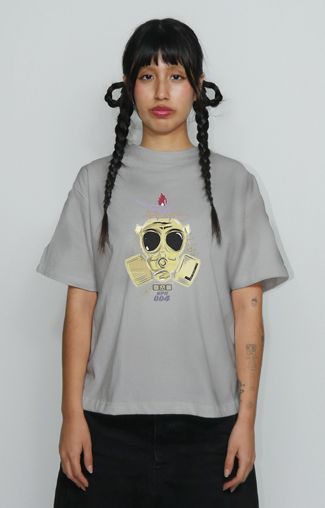 Cropped graphic t-shirt urbana de algodón y alto gramaje con print de máscara contra radiación y sustancias tóxicas, diseño original de streetwear 90s y 2000s