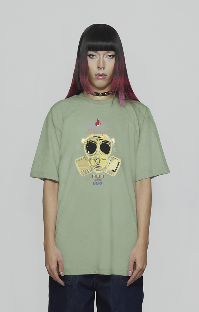 Graphic t-shirt relaxed fit urbana de algodón y alto gramaje con print de máscara contra radiación y sustancias tóxicas, diseño original de streetwear 90s y 2000s