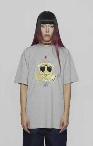 Graphic t-shirt relaxed fit urbana de algodón y alto gramaje con print de máscara contra radiación y sustancias tóxicas, diseño original de streetwear 90s y 2000s