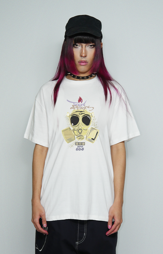 Graphic t-shirt relaxed fit urbana de algodón y alto gramaje con print de máscara contra radiación y sustancias tóxicas, diseño original de streetwear 90s y 2000s