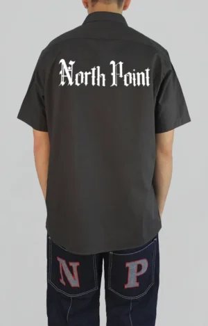 Urban streetwear shirt de algodón y alto gramaje con logo gótico urbano, estética hip hop y streetwear clásico