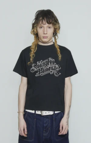 Cropped graphic t-shirt urbana de algodón y alto gramaje con logo en letras góticas en forma de onda, diseño original de streetwear 90s y 2000s