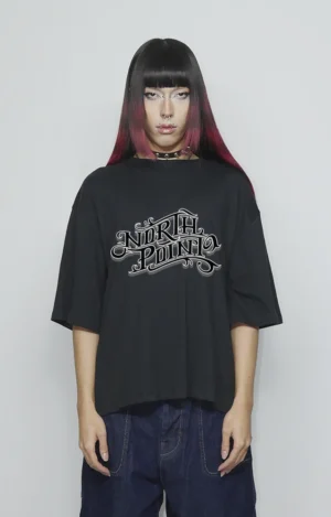 Oversized graphic t-shirt urbana de algodón y alto gramaje con logo en letras góticas en forma de onda, diseño original de streetwear 90s y 2000s