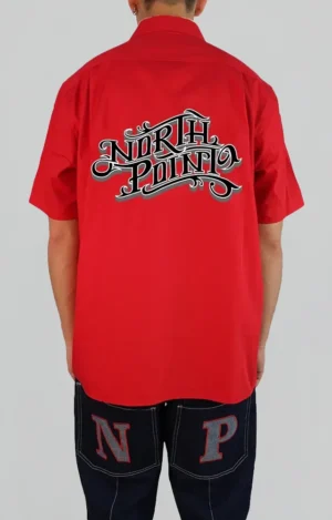 Urban streetwear shirt de algodón y alto gramaje con logo en letras góticas en forma de onda, estética hip hop y streetwear urbano