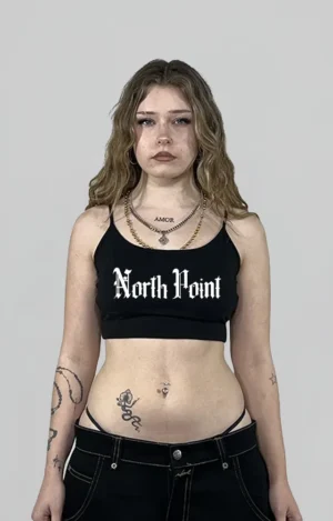 Tank crop top urbano de algodón y alto gramaje con diseño gráfico streetwear, estética hip hop y urban streetwear