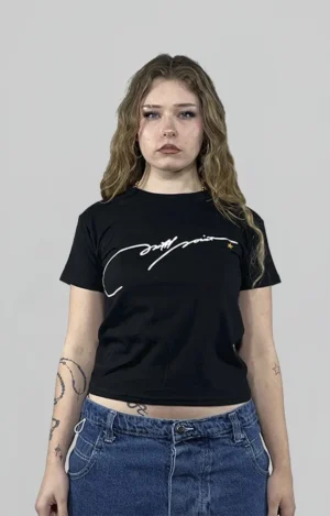 Baby tee urbana de algodón y alto gramaje con diseño gráfico streetwear, estética hip hop y urban streetwear