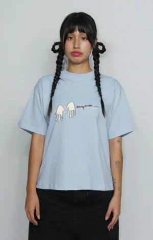 Cropped graphic t-shirt urbana de algodón y alto gramaje con print de manos en estilo streetwear crudo, diseño original de los 90s y 2000s, influencia skate y hip hop